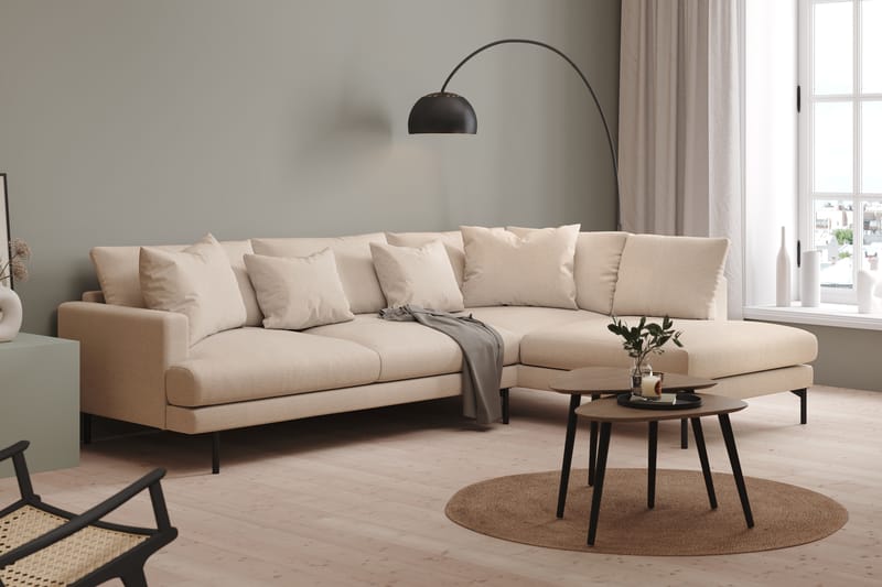 Menard 4-sits Högervänd L-formad Schäslongsoffa i Tyg - Beige - Möbler - Soffa - Divansoffor & schäslongsoffa