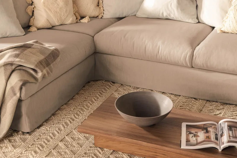 Menard 4-sits Vänstervänd L-formad Schäslongsoffa i Tyg - Beige - Möbler - Soffa - Divansoffor & schäslongsoffa