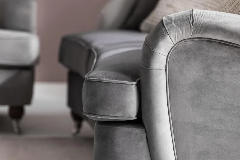 Howard Riviera 3-sits Svängd Sammetssoffa - Ljusgrå - Möbler - Soffa - Howardsoffor