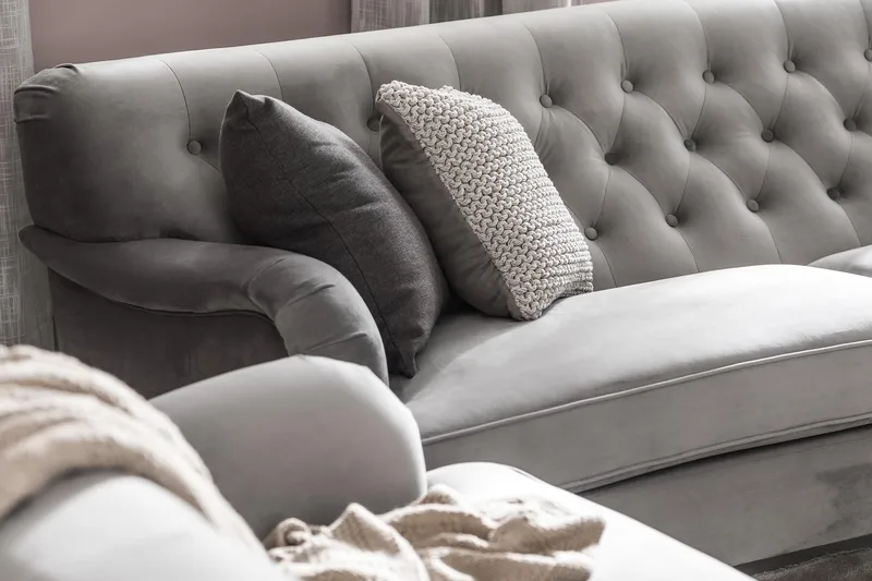 Howard Riviera 3-sits Svängd Sammetssoffa - Ljusgrå - Möbler - Soffa - Howardsoffor