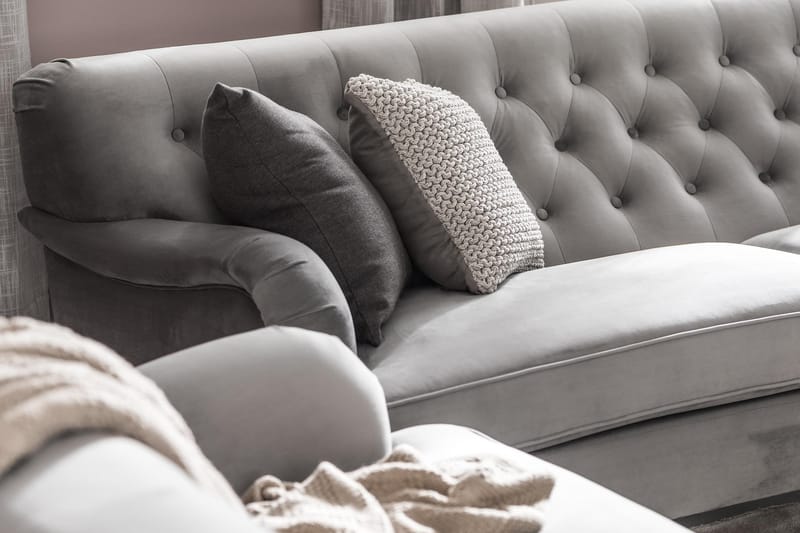 Howard Riviera 3-sits Svängd Sammetssoffa - Ljusgrå - Möbler - Soffa - Howardsoffor