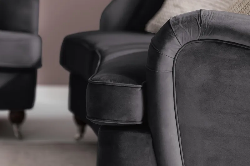 Howard Riviera 3-sits Svängd Sammetssoffa - Mörkgrå - Möbler - Soffa - Howardsoffor