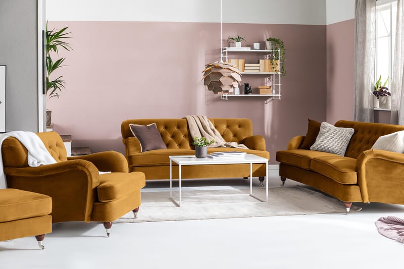 Howard Riviera 3-sits Svängd Sammetssoffa - Mörkgul - Möbler - Soffa - Howardsoffor