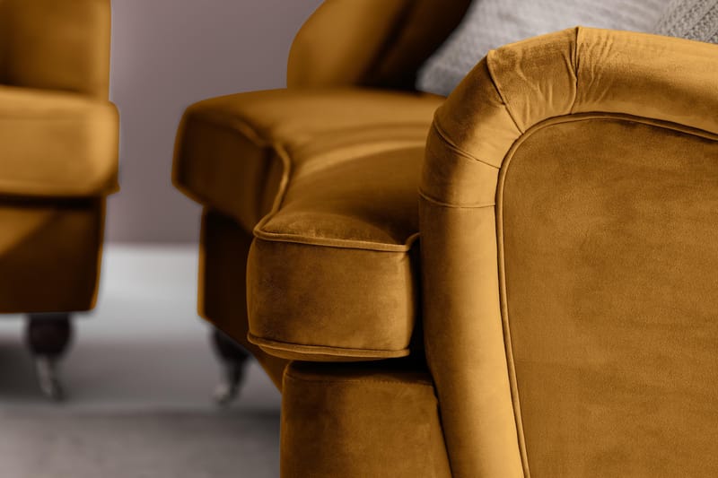 Howard Riviera 3-sits Svängd Sammetssoffa - Mörkgul - Möbler - Soffa - Howardsoffor