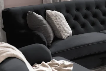 Howard Riviera 3-sits Svängd Sammetssoffa - Svart - Möbler - Soffa - Howardsoffor