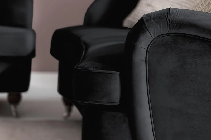 Howard Riviera 3-sits Svängd Sammetssoffa - Svart - Möbler - Soffa - Howardsoffor