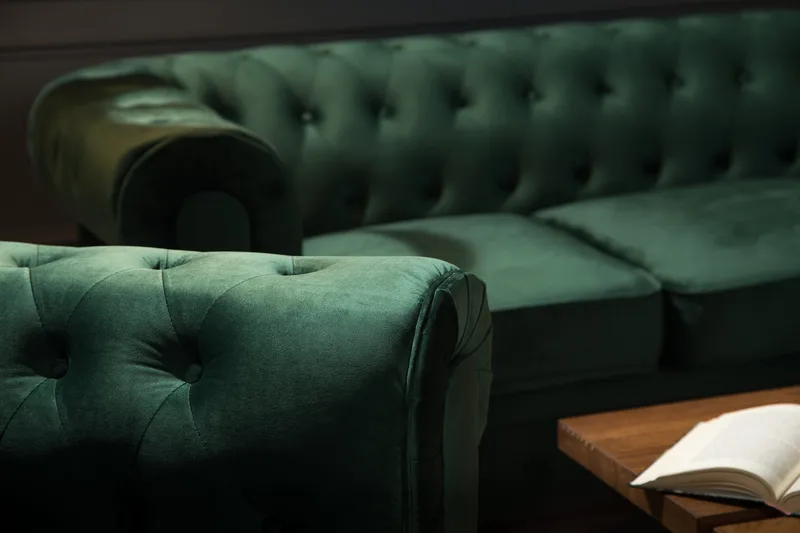 Chesterfield Lyx 2-sits Liten sammetssoffa - Djup soffa 160 cm bred - Grön - Möbler - Soffa - Sammetssoffa