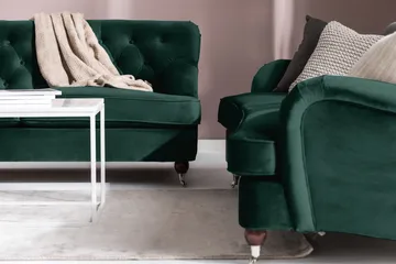 Howard Riviera Soffgrupp Svängd 3-sits + 2-sits Soffa + Fåtölj + Fotpall i Sammet - Grön - Möbler - Soffa - Soffgrupp - Howard soffgrupp