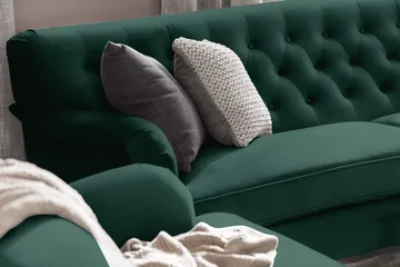 Howard Riviera Soffgrupp Svängd 3-sits + 2-sits Soffa + Fåtölj + Fotpall i Sammet - Grön - Möbler - Soffa - Soffgrupp - Howard soffgrupp