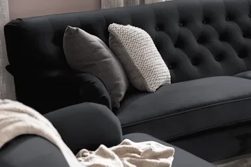 Howard Riviera Soffgrupp Svängd 3-sits + 2-sits Soffa + Fåtölj + Fotpall i Sammet - Svart - Möbler - Soffa - Soffgrupp - Howard soffgrupp