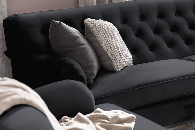 Howard Riviera Soffgrupp Svängd 3-sits + 2-sits Soffa + Fåtölj + Fotpall i Sammet - Svart - Möbler - Soffa - Soffgrupp - Howard soffgrupp