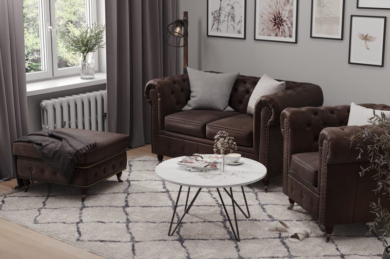 Chesterfield Deluxe Soffgrupp 2-sits+Fåtölj+Fotpall - Mörkbrun - Möbler - Soffa - Soffgrupp - Howard soffgrupp