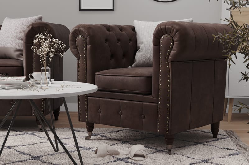 Chesterfield Deluxe Soffgrupp 2-sits+Fåtölj+Fotpall - Mörkbrun - Möbler - Soffa - Soffgrupp - Howard soffgrupp