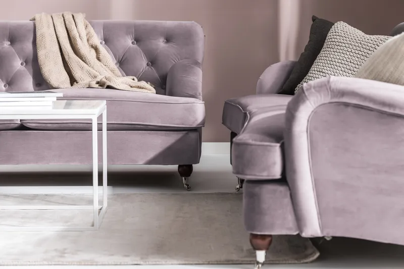 Howard Riviera Soffgrupp Svängd 3-sits + 2-sits Soffa + Fåtölj + Fotpall i Sammet - Lila - Möbler - Soffa - Soffgrupp - Howard soffgrupp
