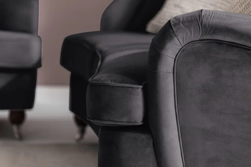 Howard Riviera Soffgrupp Svängd 3-sits + 2-sits Soffa + Fåtölj + Fotpall i Sammet - Mörkgrå - Möbler - Soffa - Soffgrupp - Howard soffgrupp