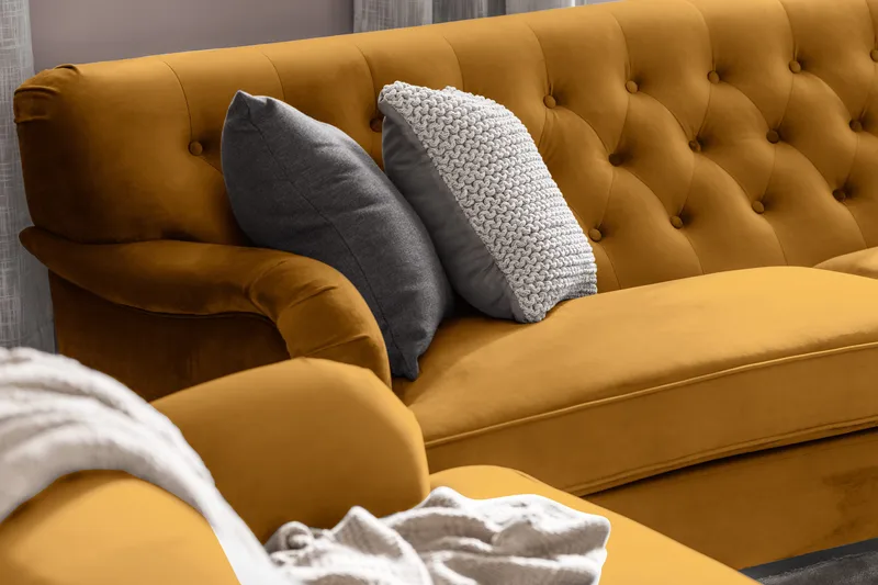 Howard Riviera Soffgrupp Svängd 3-sits + 2-sits Soffa + Fåtölj + Fotpall i Sammet - Mörkgul - Möbler - Soffa - Soffgrupp - Howard soffgrupp