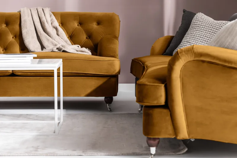 Howard Riviera Soffgrupp Svängd 3-sits + 2-sits Soffa + Fåtölj + Fotpall i Sammet - Mörkgul - Möbler - Soffa - Soffgrupp - Howard soffgrupp
