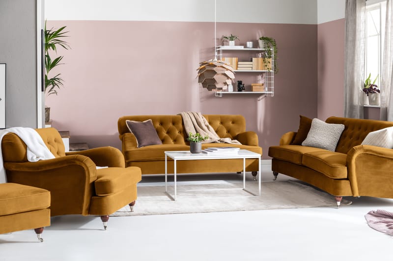 Howard Riviera Soffgrupp Svängd 3-sits + 2-sits Soffa + Fåtölj + Fotpall i Sammet - Mörkgul - Möbler - Soffa - Soffgrupp - Howard soffgrupp