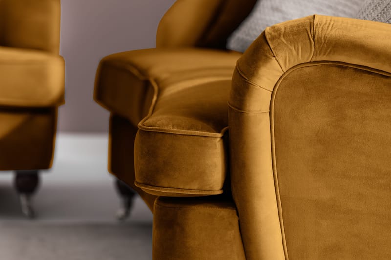 Howard Riviera Soffgrupp Svängd 3-sits + 2-sits Soffa + Fåtölj + Fotpall i Sammet - Mörkgul - Möbler - Soffa - Soffgrupp - Howard soffgrupp