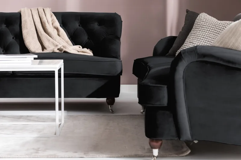 Howard Riviera Soffgrupp Svängd 3-sits + 2-sits Soffa + Fåtölj + Fotpall i Sammet - Svart - Möbler - Soffa - Soffgrupp - Howard soffgrupp