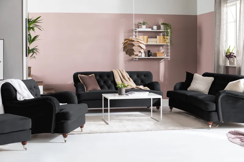 Howard Riviera Soffgrupp Svängd 3-sits + 2-sits Soffa + Fåtölj + Fotpall i Sammet - Svart - Möbler - Soffa - Soffgrupp - Howard soffgrupp