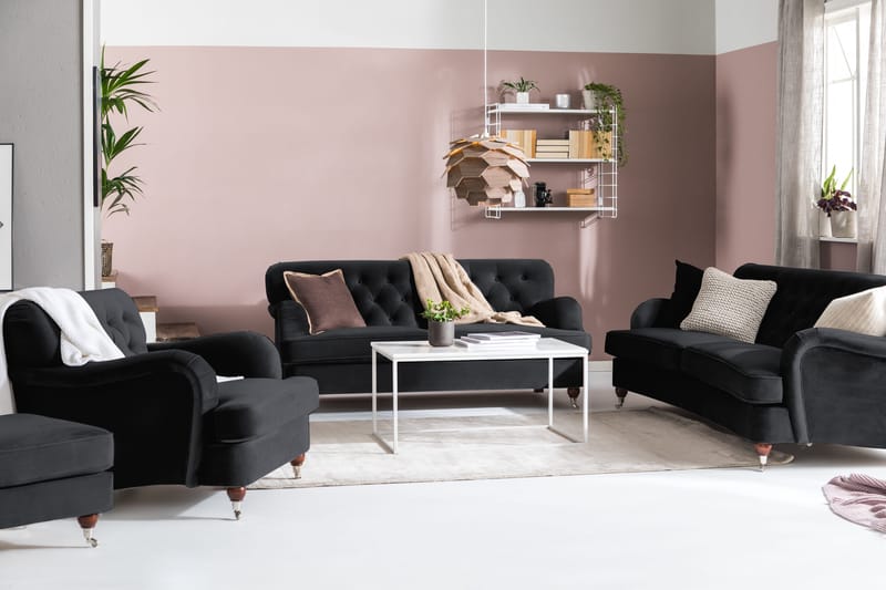 Howard Riviera Soffgrupp Svängd 3-sits + 2-sits Soffa + Fåtölj + Fotpall i Sammet - Svart - Möbler - Soffa - Soffgrupp - Howard soffgrupp