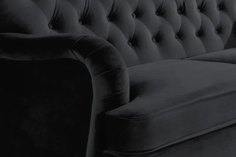 Howard Riviera Soffgrupp Svängd 3-sits + 2-sits Soffa + Fåtölj + Fotpall i Sammet - Svart - Möbler - Soffa - Soffgrupp - Howard soffgrupp