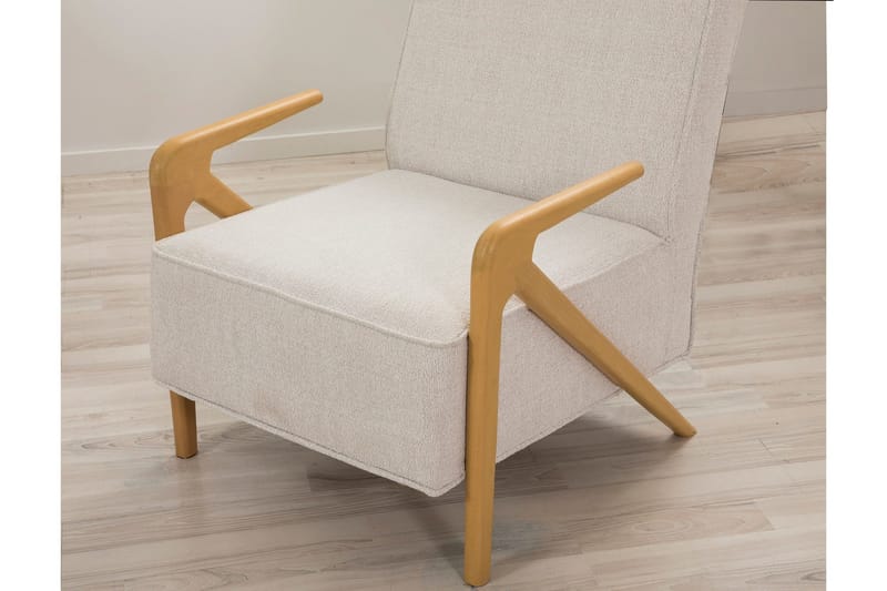 Austen Fåtölj i Tyg med Träarmstöd - Beige - Möbler - Stolar & fåtöljer - Fåtölj