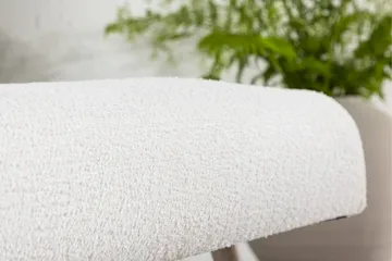 Bloom Fåtölj i Boucle med Träben - Vit - Möbler - Stolar & fåtöljer - Fåtölj