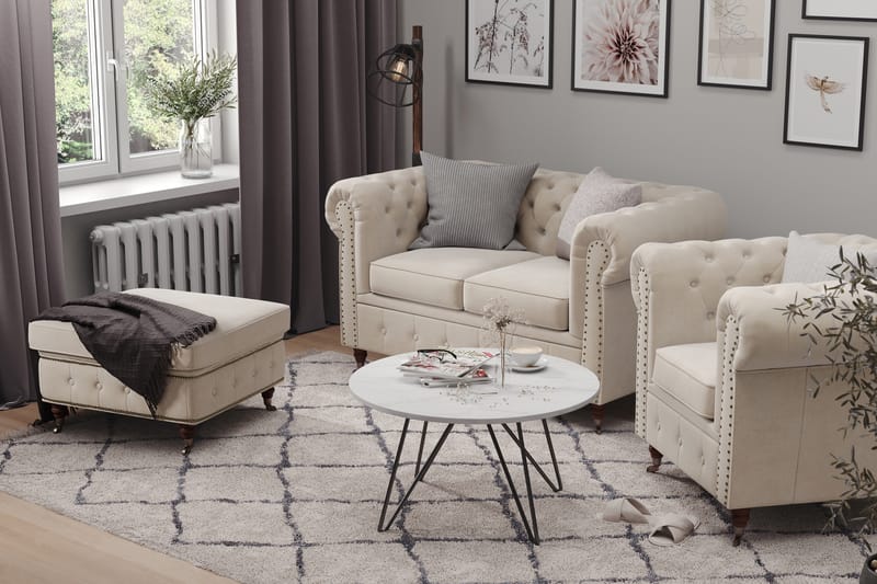Chesterfield Deluxe Fåtölj+Fotpall - Sammet Beige - Möbler - Stolar & fåtöljer - Fåtölj - Chesterfield fåtölj