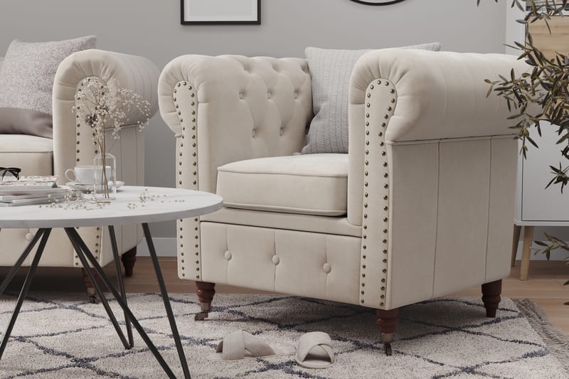 Chesterfield Deluxe Fåtölj+Fotpall - Sammet Beige - Möbler - Stolar & fåtöljer - Fåtölj - Chesterfield fåtölj