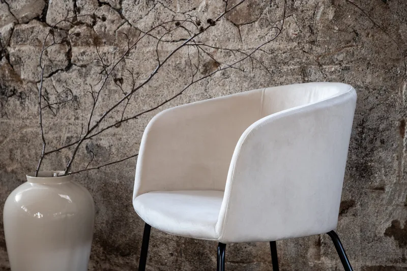 Berit Karmstol Sammet med Armstöd - Vit med svarta ben - Möbler - Stolar & fåtöljer - Matstol & köksstol
