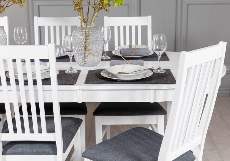 Vit stol med grå sits - Gåsö - Vitlackerad, grått tyg - Möbler - Stolar & fåtöljer - Matstol & köksstol