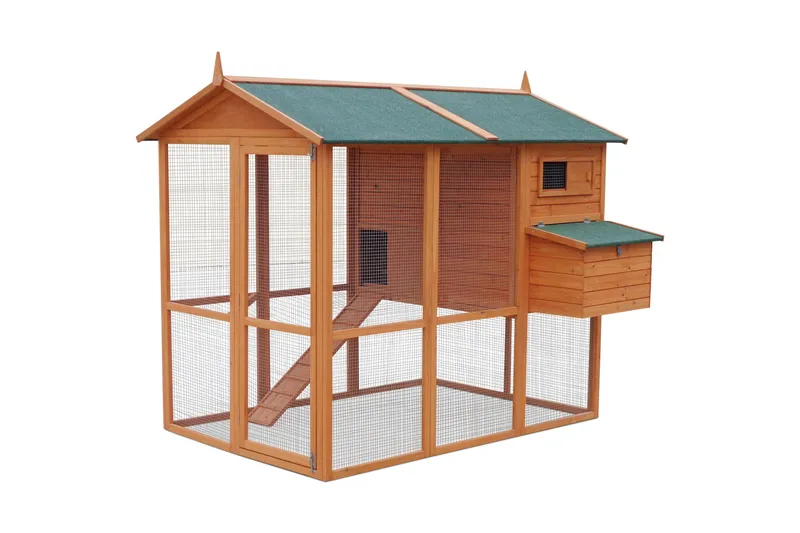 Hönshus i furu med stor hönsgård och värprede, undefined