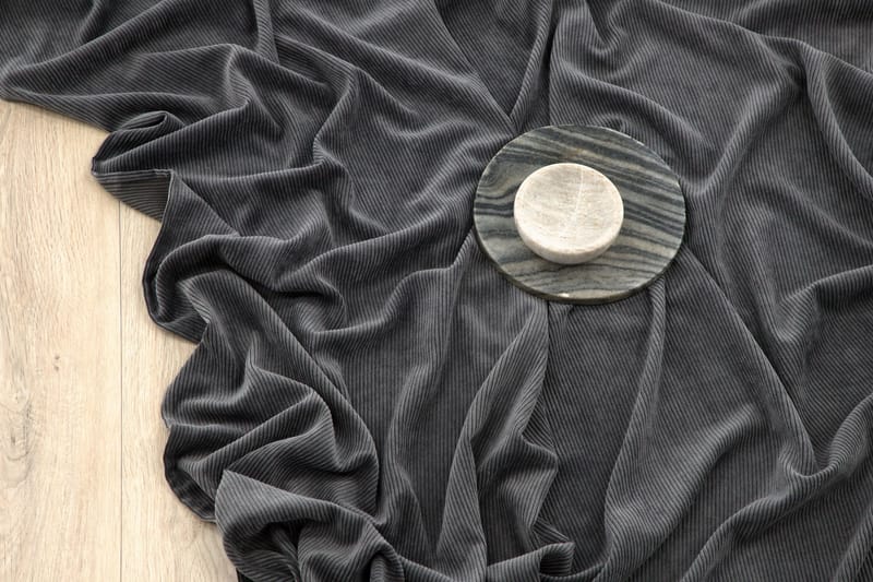 Elma Gardin 140x240 cm - Black - Textil & mattor - Gardiner - Gardinlängder - Kanallängd