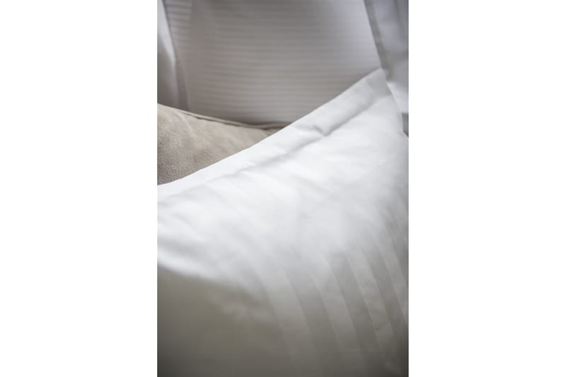 Örngott Satinrand 28 mm Vinge 50x60 cm Vit - Borganäs - Textil & mattor - Sängkläder - Örngott