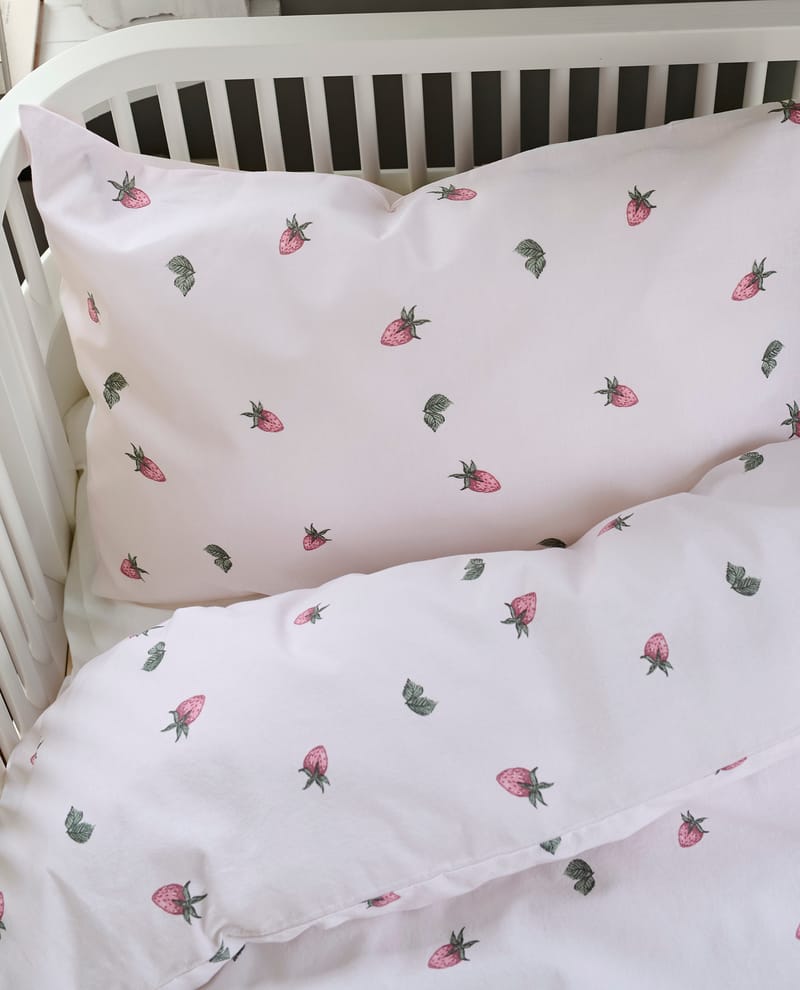 Påslakanset till Spjälsäng 2-Dels Set Jordgubbsdröm - Textil & mattor - Sängkläder - Bäddset & påslakanset