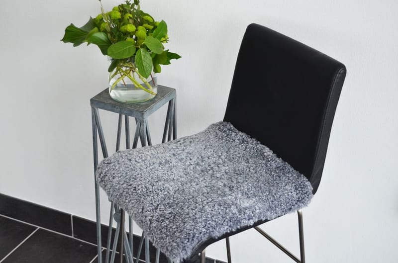 Stolsdyna Curly Fårskinn 40x40 cm - Silvergrå - Textil & mattor - Sittkudde & stolsdyna
