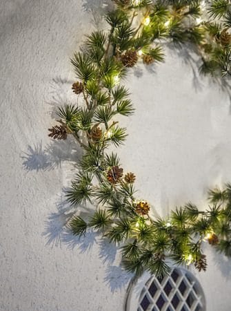 Larix Krans med belysning 40 cm - grön med bruna kottar - Trädgård & spabad - Trädgårdsskötsel - Växter & plantor - Prydnadsväxter - Dörrkransar