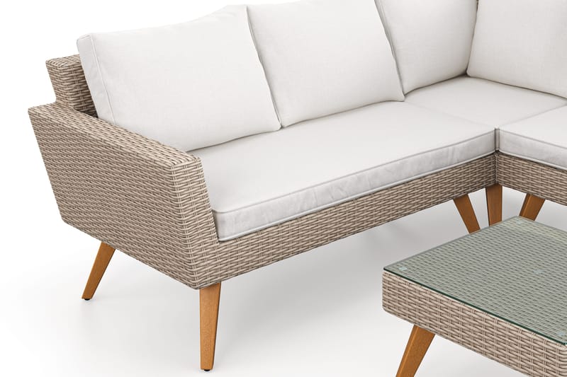Karlskrona 5-sits Loungegrupp utomhus med vita dynor soffbord i konstrotting med glasskiva - Brun - Trädgård & spabad - Utemiljö - Altan & terrass - Altanmöbler