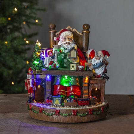 Juldekoration Merryville Tomte med Skrivbord 24x25 cm - Flerfärgad - Inredning - Julpynt & helgdekoration - Julpynt & juldekoration - Julängel & julfigur