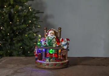 Juldekoration Merryville Tomte med Skrivbord 24x25 cm - Flerfärgad - Inredning - Julpynt & helgdekoration - Julpynt & juldekoration - Julängel & julfigur