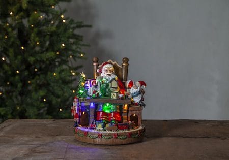 Juldekoration Merryville Tomte med Skrivbord 24x25 cm - Flerfärgad - Inredning - Julpynt & helgdekoration - Julpynt & juldekoration - Julängel & julfigur