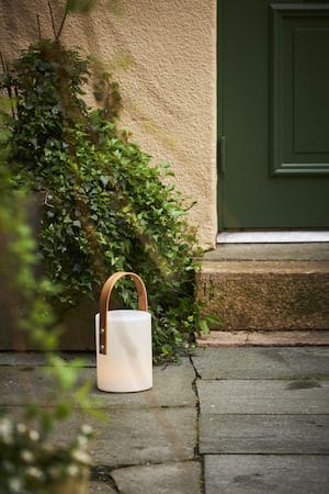 Lucie Lykta 19 cm - vit med brunt handtag - Trädgård & spabad - Utemiljö - Trädgårdsdekoration - Trädgårdsfigurer & trädgårdsprydnad - Utelykta