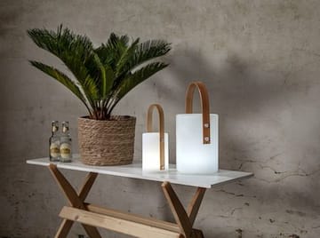 Lucie Lykta 19 cm - vit med brunt handtag - Trädgård & spabad - Utemiljö - Trädgårdsdekoration - Trädgårdsfigurer & trädgårdsprydnad - Utelykta