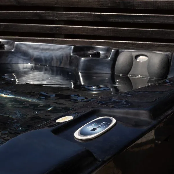 Spabad Poseidon Blackline – 5–6 personer | Lucite® akryl, Gecko® cirkulationspump & Balboa® system | 2026 - Trädgård & spabad - Utomhusbad - Spabad - Utespa