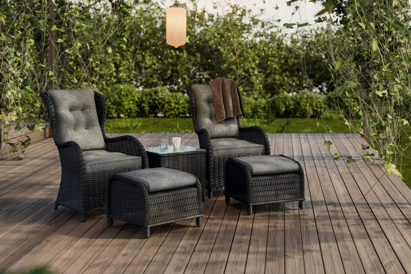 Marcus Caféset med 2 Öronlappsfåtöljer med Fotpall m Dyna - Svart - Utemöbler - Balkong - Balkongmöbler - Balkonggrupp & balkongset