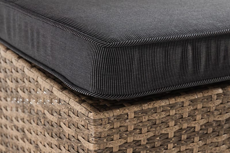 Wisconsin Premium 2-sits Loungesoffa utomhus – Utesoffa i Konstrotting för balkong - Sand Beige / Svarta dynor - Utemöbler - Balkong - Balkongmöbler - Soffa balkong