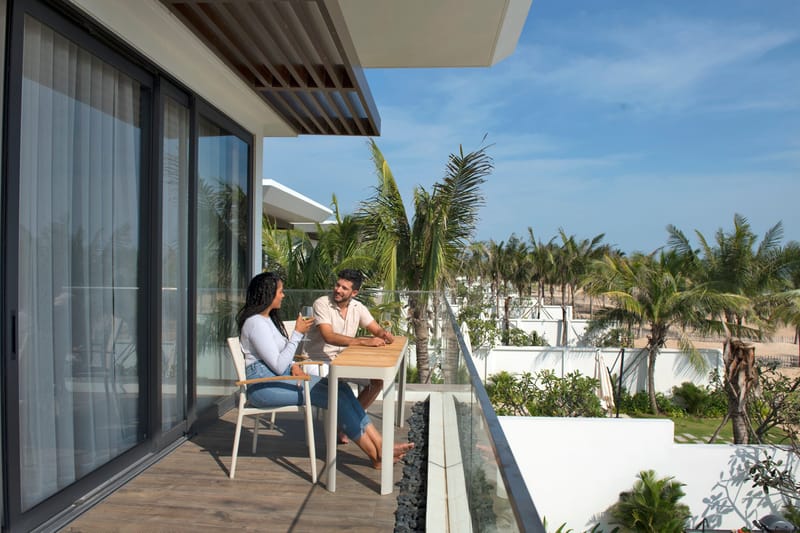 Utomhus balkongset Portals balkongbord + 2 carver carver-stolar - ljus ecru/korallsand - Utemöbler - Balkong - Balkongmöbler - Balkonggrupp & balkongset