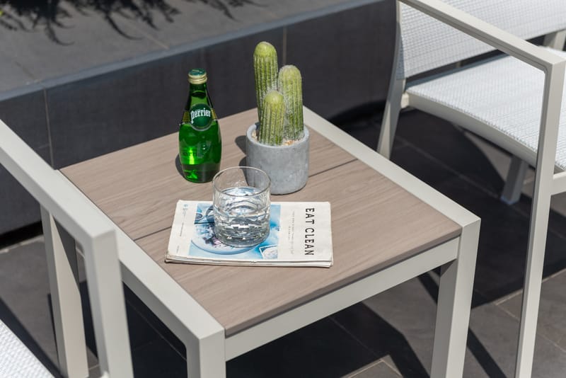 Utomhusset Urbanite sidobord 50 + 2 carverstolar - ljusgrå - Utemöbler - Balkong - Balkongmöbler - Balkonggrupp & balkongset